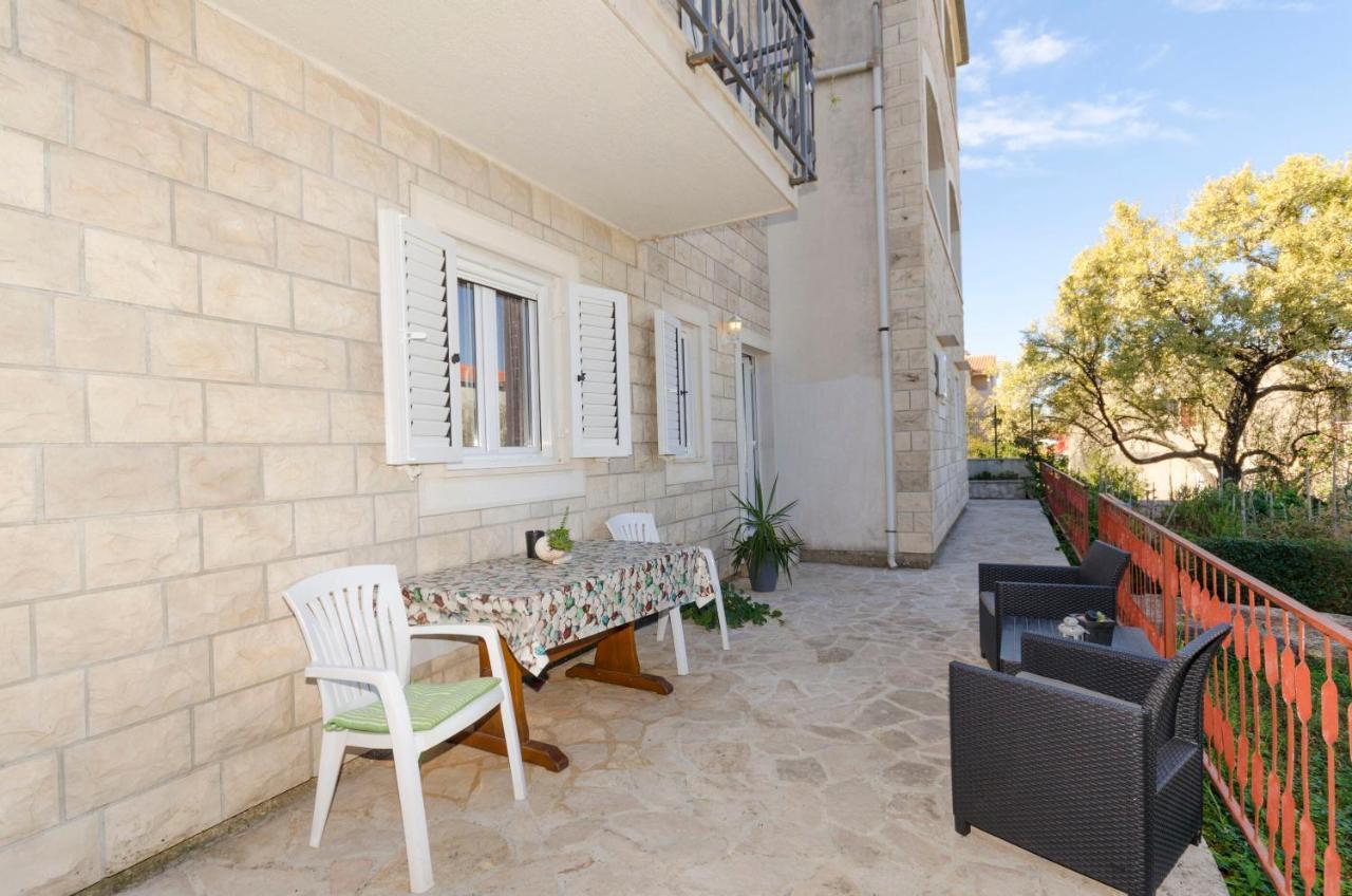 Apartments Silvana Supetar Exterior foto